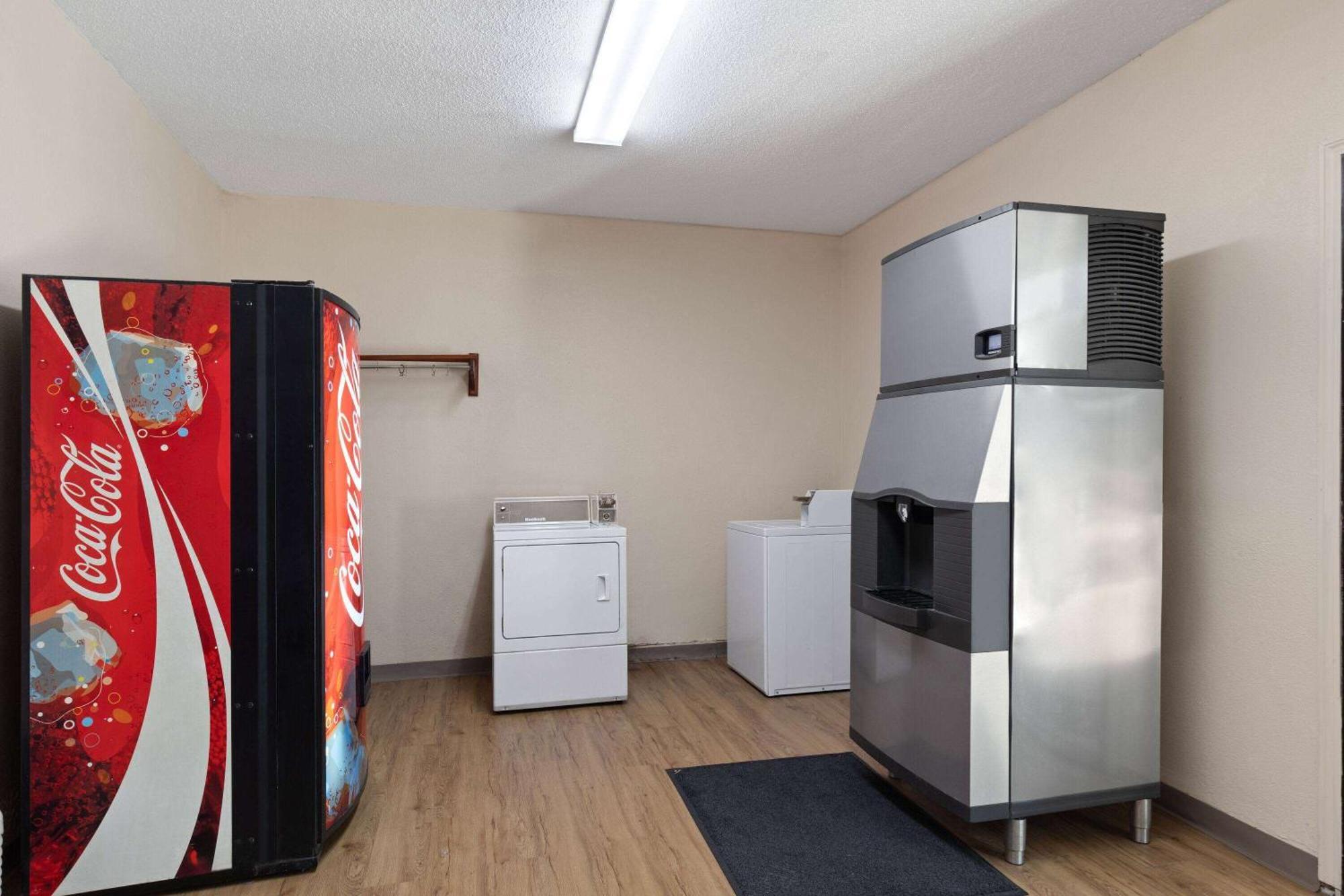 Super 8 By Wyndham Fort Mitchell Cincinnati Area Екстер'єр фото